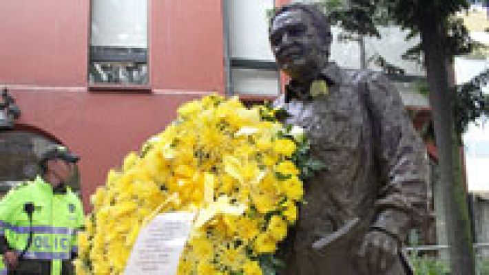 Flores para García Márquez a la espera de saber dónde reposarán sus cenizas