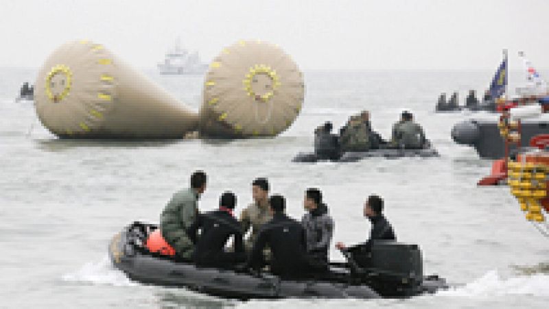 Sigue la búsqueda tras el hundimiento del ferry surcoreano