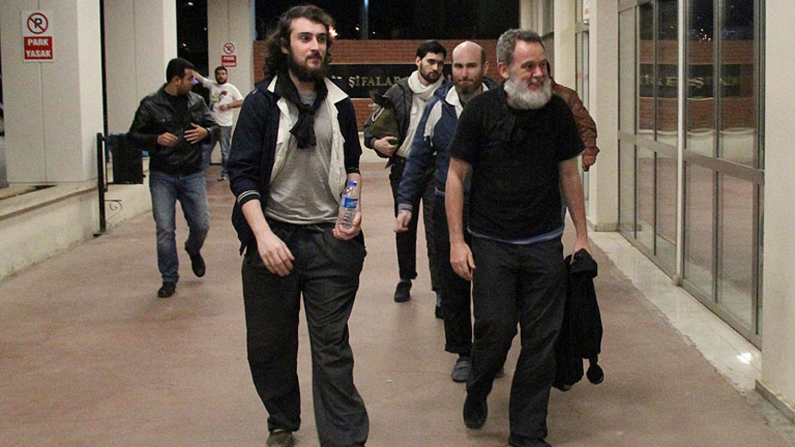  Cuatro periodistas franceses, secuestrados en el norte de Siria hace diez meses, fueron liberados esta madrugada junto a la frontera turca, informa el diario turco Hürriyet. Los reporteros, que llevaban los ojos vendados y las manos atadas, fueron descubiertos cuando se acercaban a la frontera por los militares turcos.