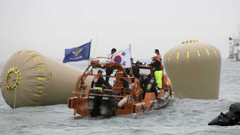Detenido el capitán del ferry surcoreano que volcó con 476 personas a bordo