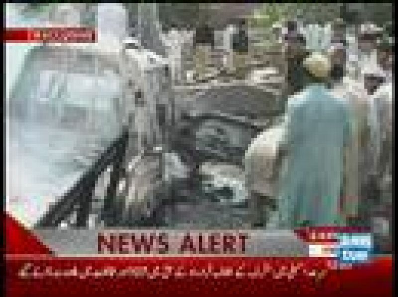 Al menos catorce guardas de seguridad han muerto y otros doce han resultado heridos debido a la explosión de una bomba junto a un vehículo de las fuerzas del orden