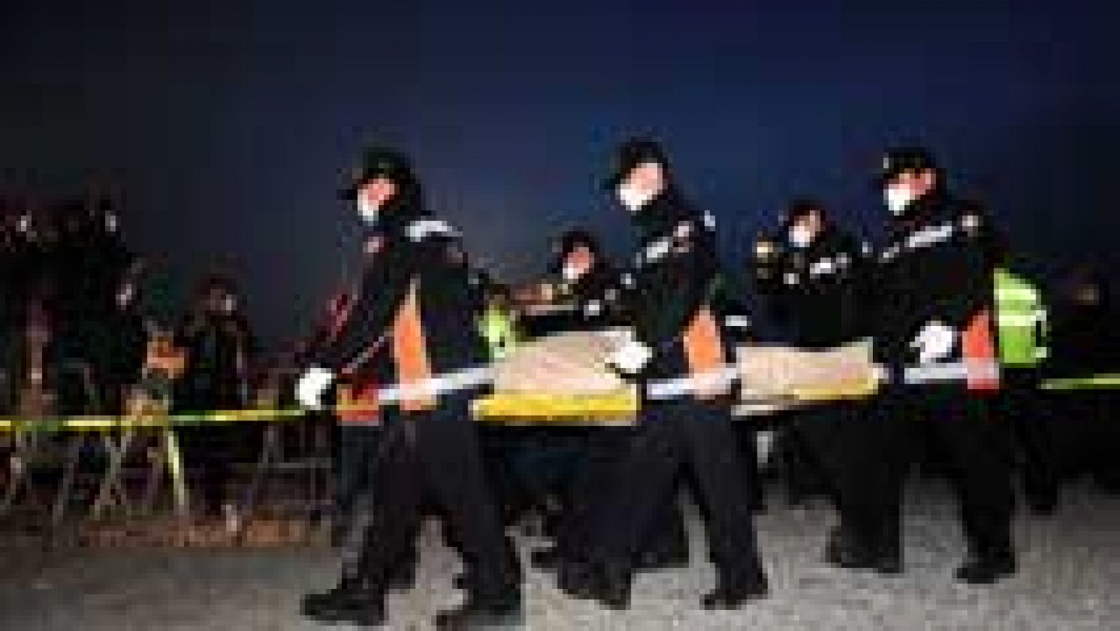 Los equipos de rescate acceden por primera vez al ferry surcoreano