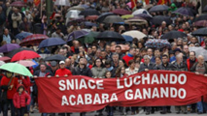 Manifestación en Torrelavega en apoyo a los trabajadores de Sniace, que cumplen seis días de encierro