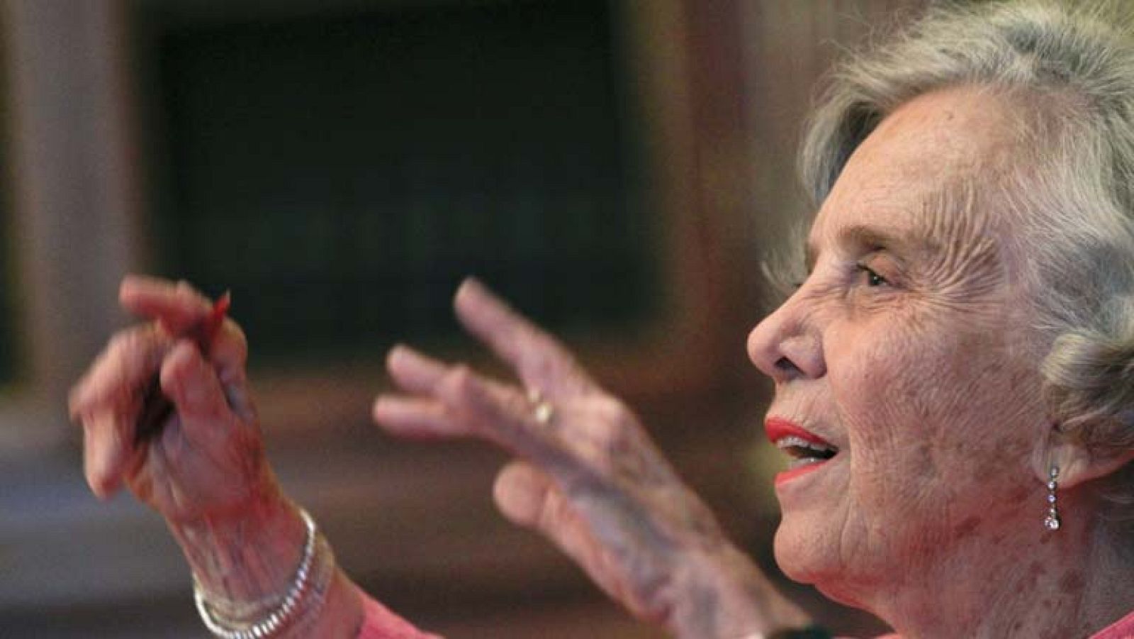 Entrevista con Elena Poniatowska, Premio Cervantes 2013: Elena Poniatowska: "Tengo muchos libros que escribir, a ver cómo estiro el tiempo" - Los desayunos | Ver