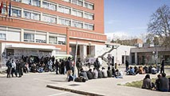 Telediario 1 - Retraso en el pago de las becas