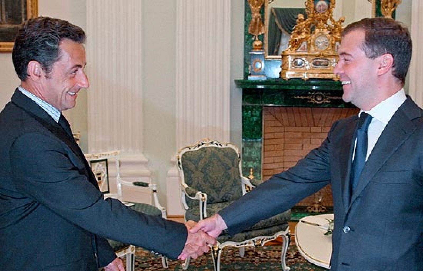 Aunque esta mañana todavía ha habido bombardeos. El presidente francés Nicolás Sarkozy, en representación de la Unión Europea, se ha reunido esta mañana con el presidente y el primer ministro de Rusia, y esta tarde volará a Tiflis en busca de un acuerdo de paz. 