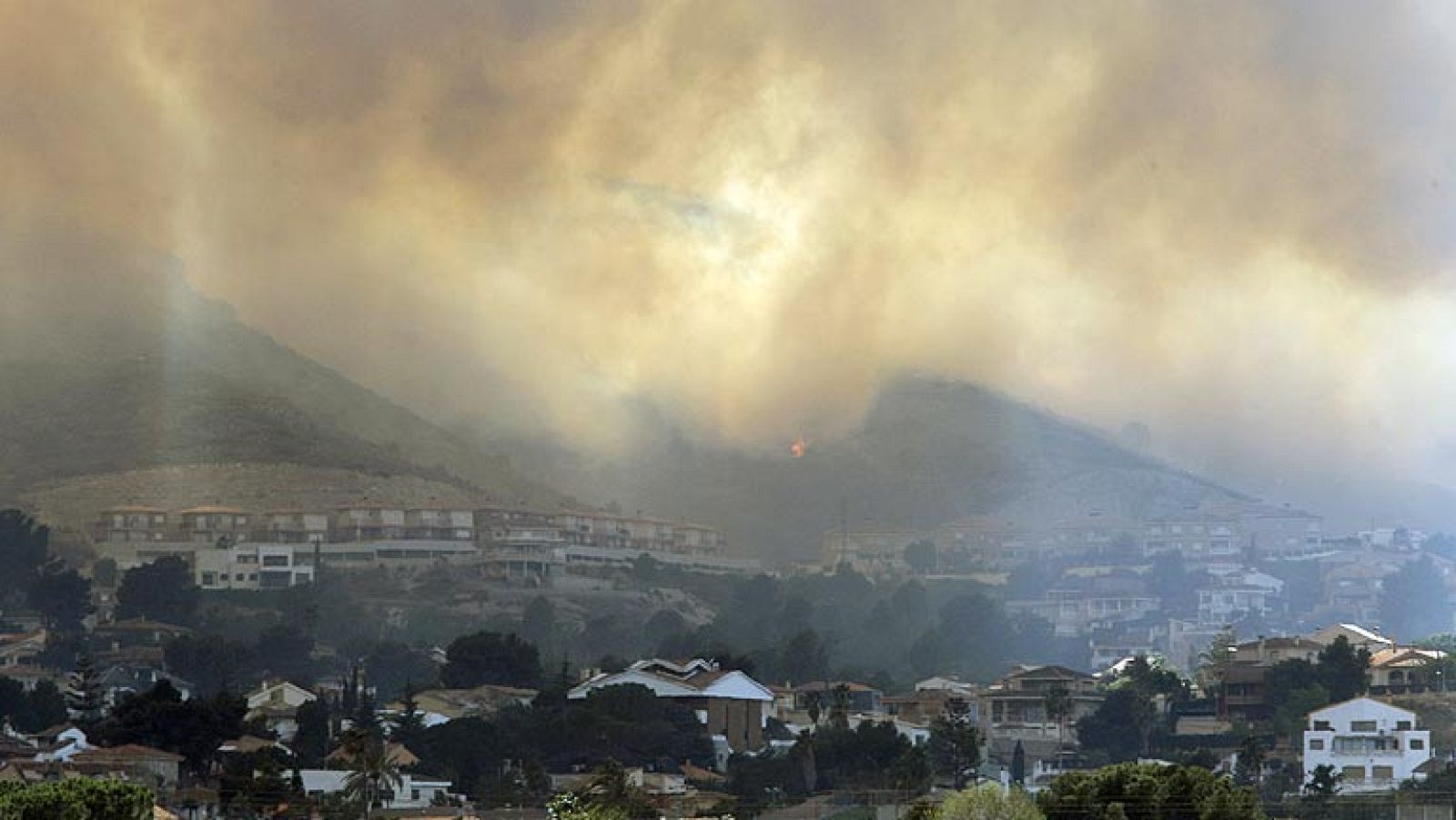Un incendio forestal ha obligado a desalojar a cientos de personas en la urbanización Torres de Calicanto, en Valencia, después de que las llamas, que se originaron en Torrent este mediodía hayan avanzado en las últimas horas hacia la localidad de Chiva, según ha podido saber TVE. El fuego, que aún no está controlado, ha obligado a desalojar siete residencias de ancianos y discapacitados aunque no se han producido heridos.
