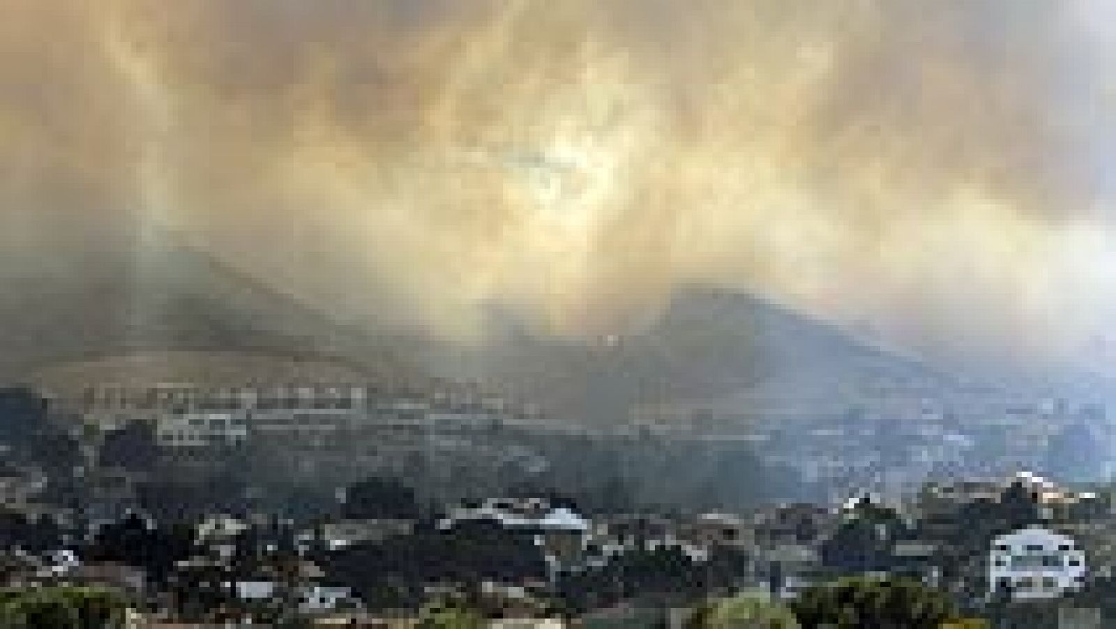 Un incendio forestal ha obligado a desalojar a cientos de personas en la urbanización Torres de Calicanto, en Valencia, después de que las llamas, que se originaron en Torrent este mediodía hayan avanzado en las últimas horas hacia la localidad de Chiva, según ha podido saber TVE. El fuego, que aún no está controlado, ha obligado a desalojar siete residencias de ancianos y discapacitados aunque no se han producido heridos.