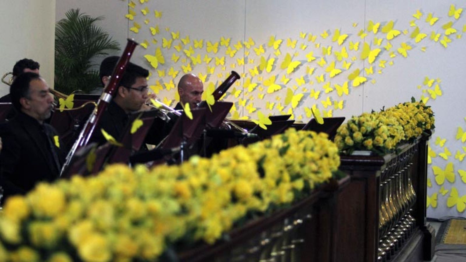 Miles de personas despiden a García Márquez con una solemne ceremonia desde la Catedral de Bogotá - Los desayunos | Ver