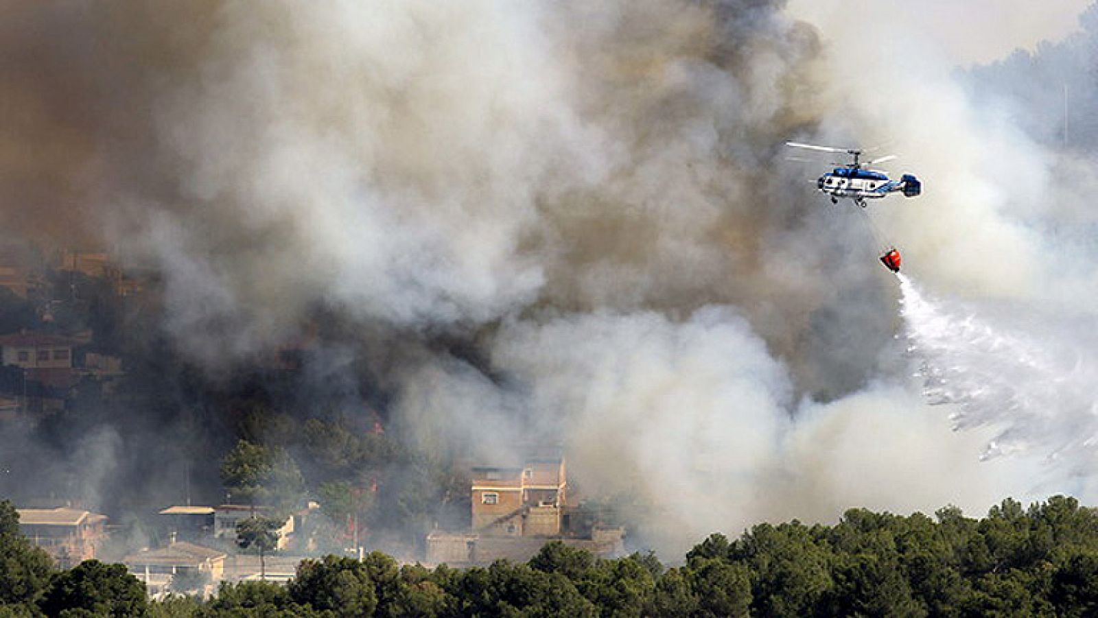 El incendio que afecta a Torrent, en Valencia, ya está estabilizado aunque no controlado