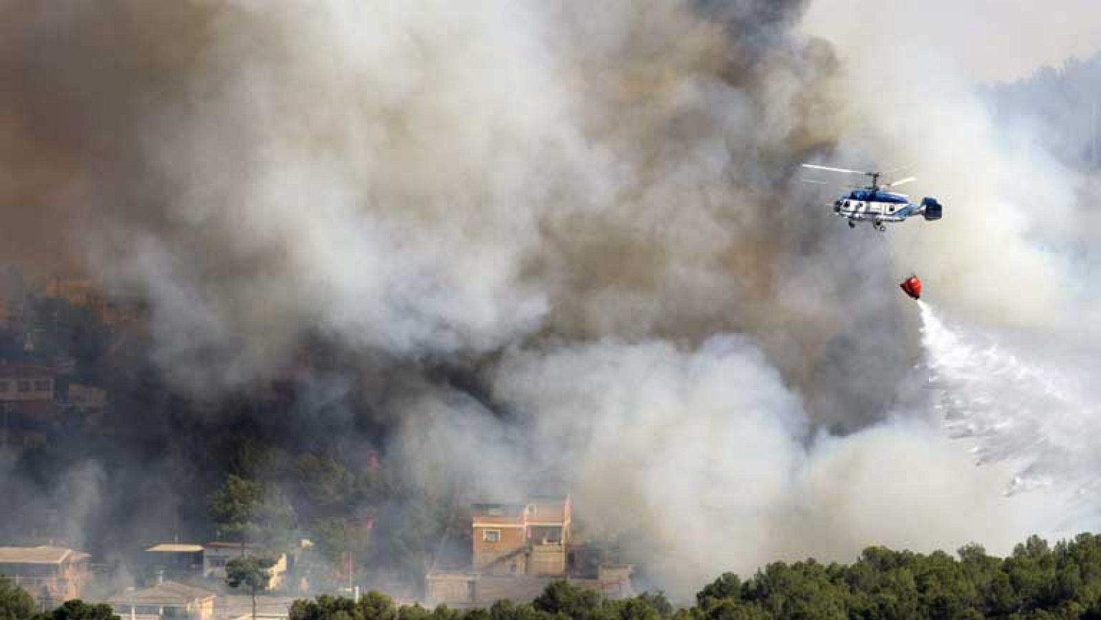 Doce brigadas trabajan sobre el incendio de valencia ya controlado