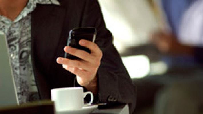 Telediario 1 - El 'phubbing', prestar más atención al teléfono móvil que a las personas que nos rodean