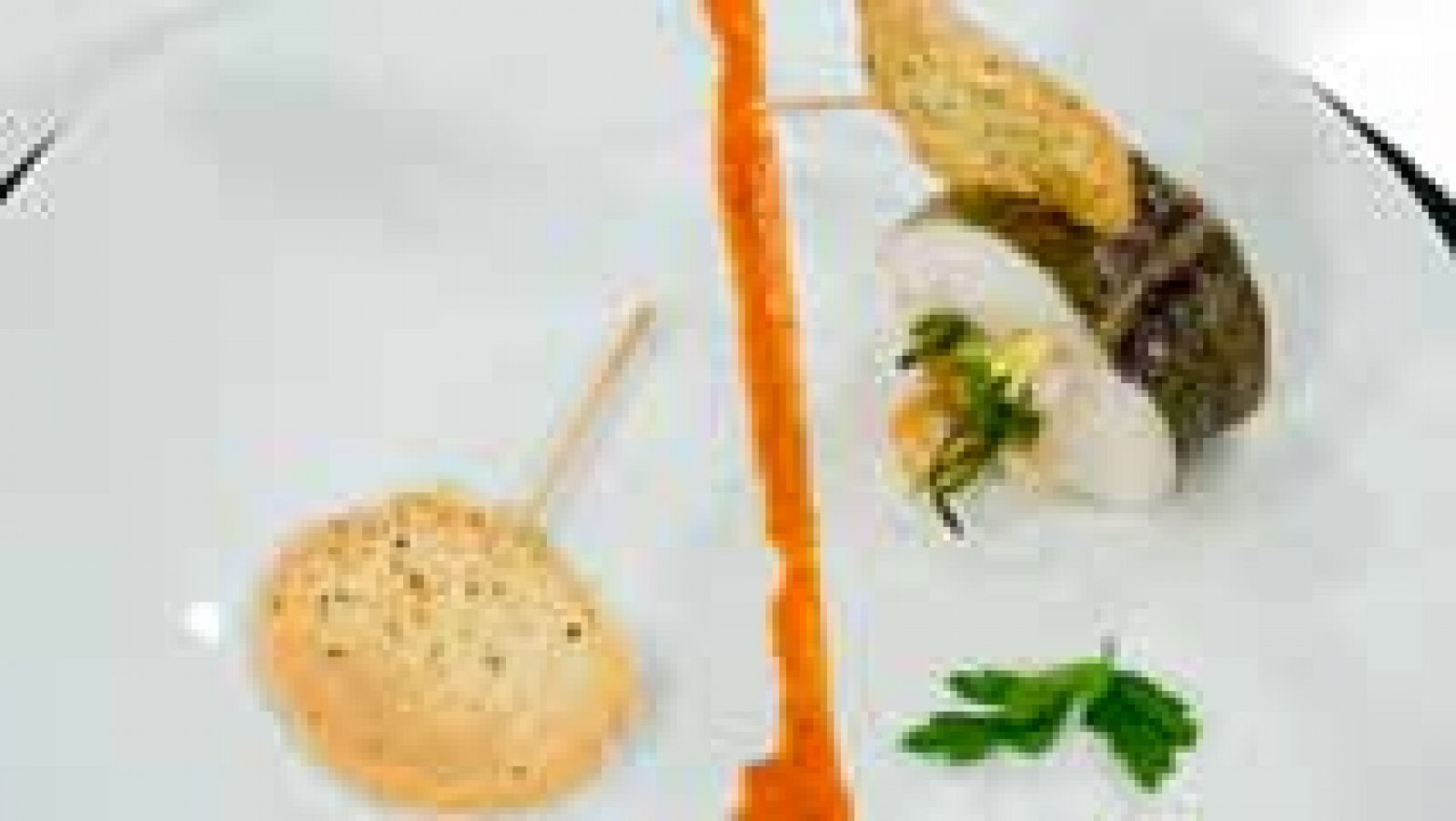 RTVE Cocina: Merluza rellena en salsa de pimientos con piruleta de arroz | RTVE Play