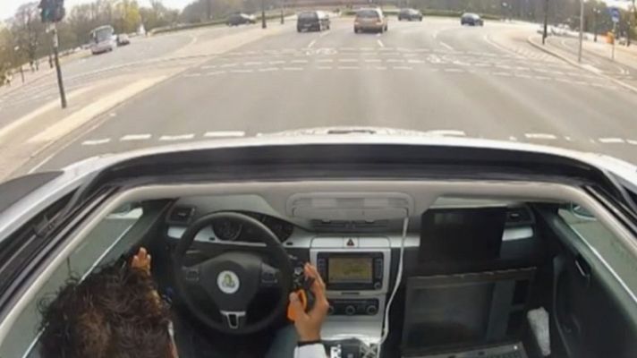 Telediario 1 - Google, Volvo o Mercedes, trabajan para desarrollar lo antes posible coches que no necesiten conductores