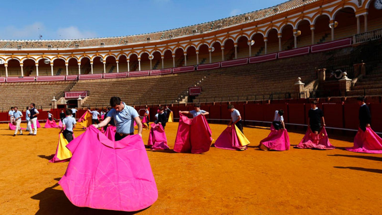La Maestranza de Sevilla tiene jornada de puertas abiertas para enseñar el toreo de salón a aficionados