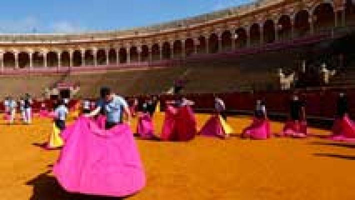Telediario 1 - La Maestranza de Sevilla tiene jornada de puertas abiertas para enseñar el toreo de salón a aficionados