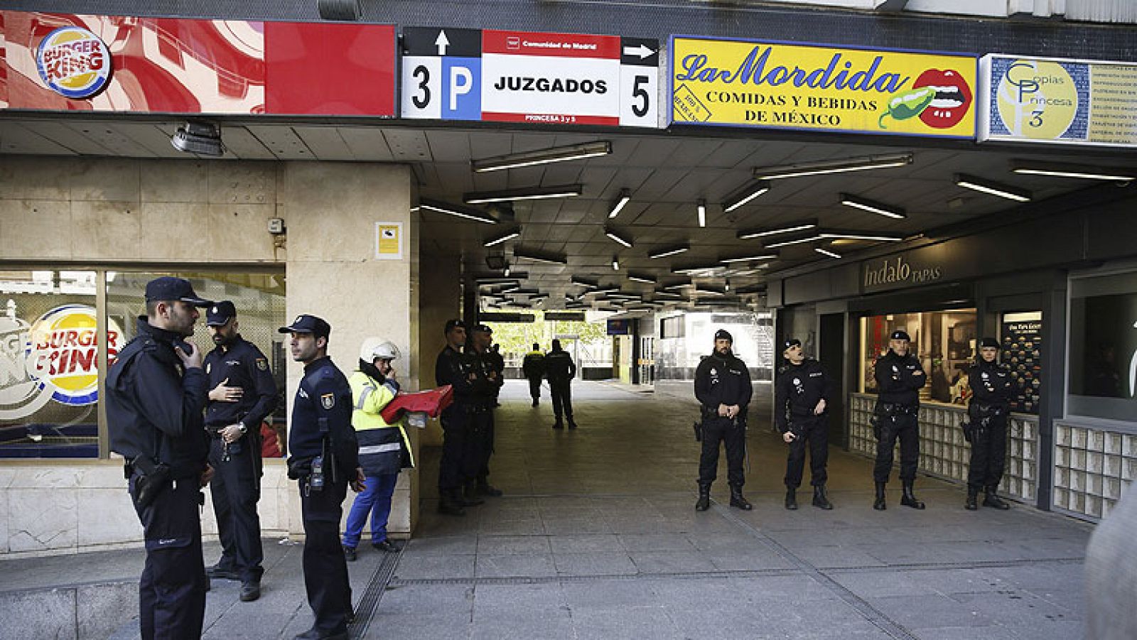 Informativo 24h: Seis dotaciones de bomberos acuden para apagar el incendio de la plaza de los Cubos | RTVE Play