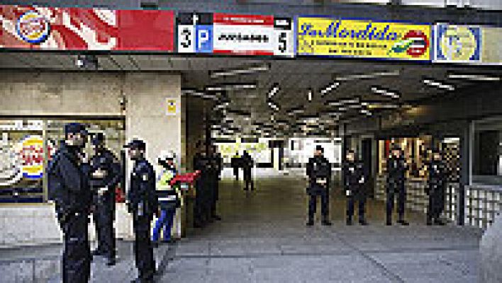 Informativo 24h - Seis dotaciones de bomberos acuden para apagar el incendio de la plaza de los Cubos