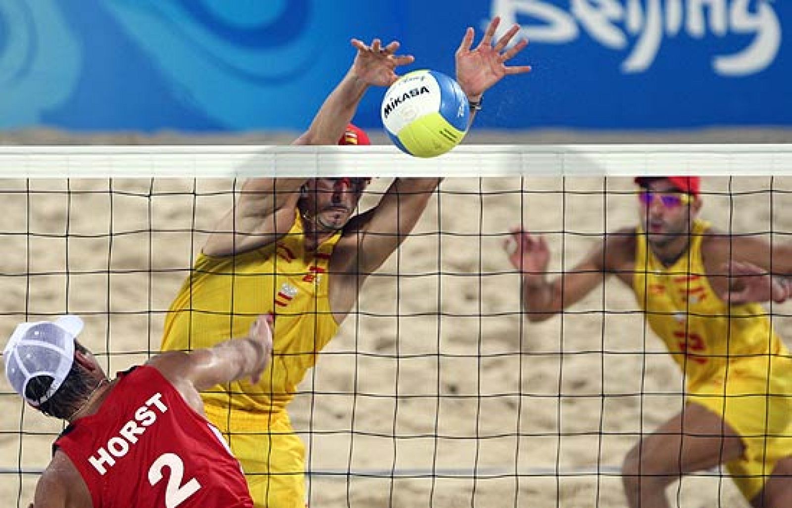 La pareja española de voley playa ha derrotado a Austria y se encontrará con la pareja china en la siguiente ronda.