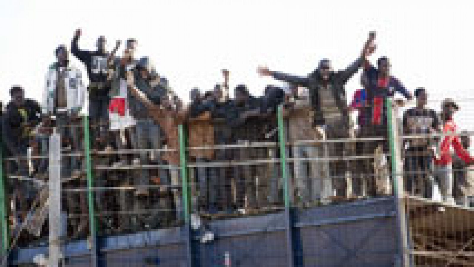 Informativo 24h: El Gobierno confirma que 21 subsaharianos han logardo saltar la valla de Melilla | RTVE Play
