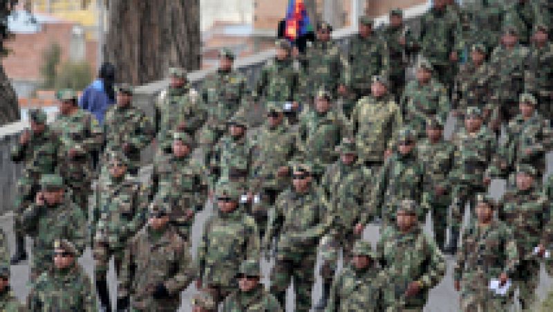  Militares bolivianos han marchado hacia la capital para reclamar el fin de la discriminación racial