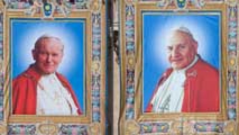 La misma ceremonia hará santos a dos papas distintos y muy populares