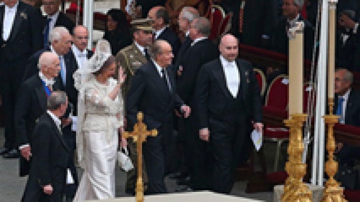 Los reyes asisten a la canonización en el Vaticano