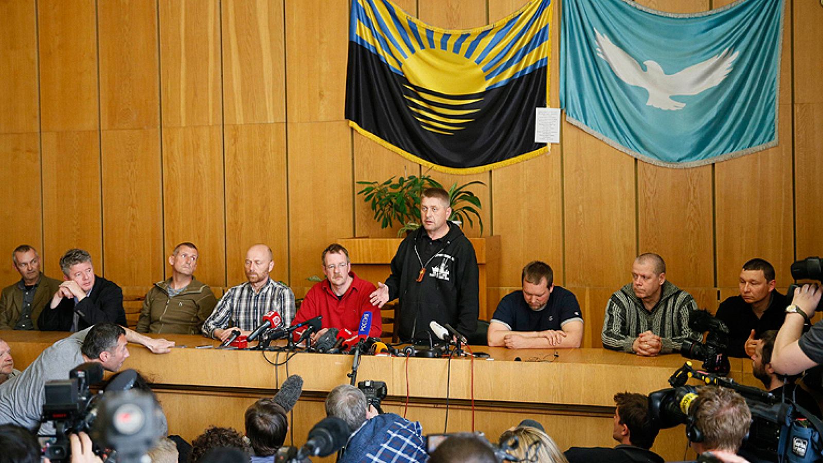 Militares europeos retenidos en Slaviansk dicen que "no son prisioneros"