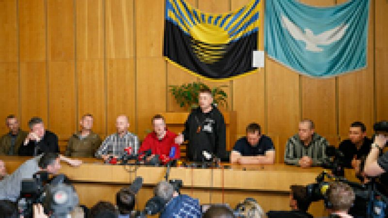 Militares europeos retenidos en Slaviansk dicen que "no son prisioneros"