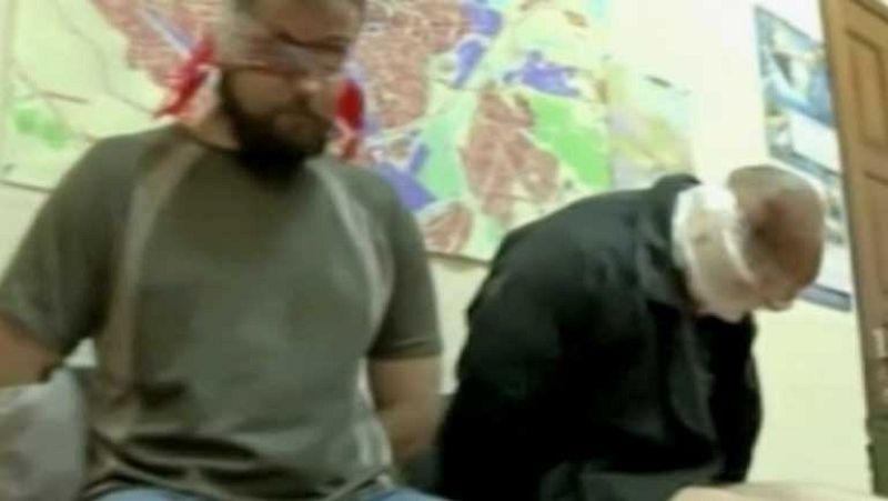 Milicianos prorrusos muestran con los ojos vendados, descalzos y en calzoncillos a los tres detenidos