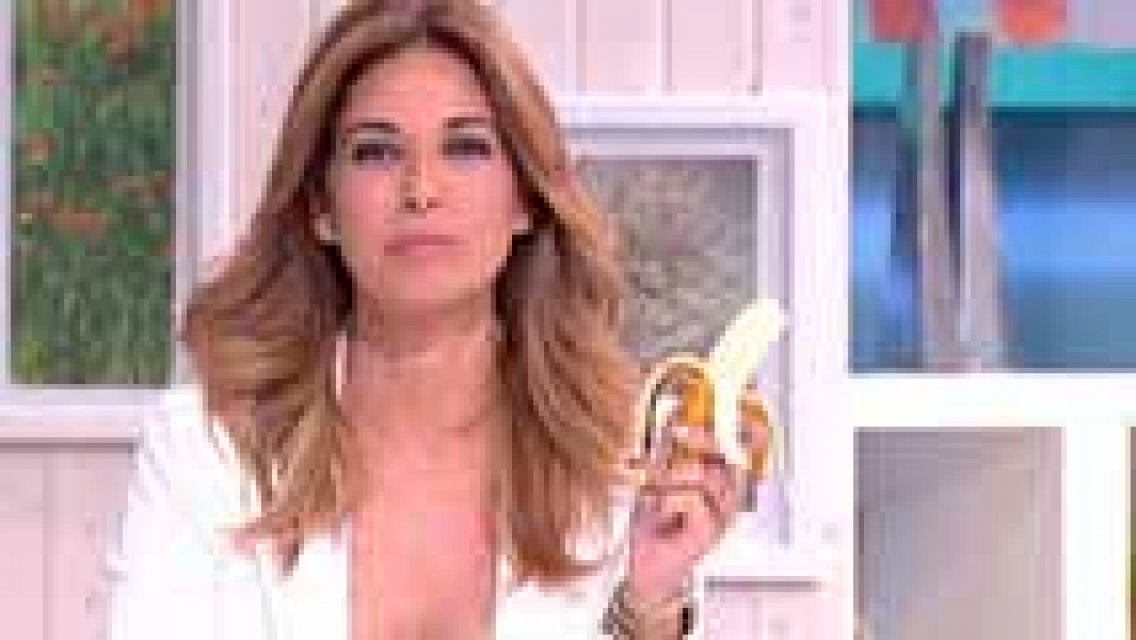Mariló Montero se come un plátano para apoyar la campaña de Neymar #somostodosmonos