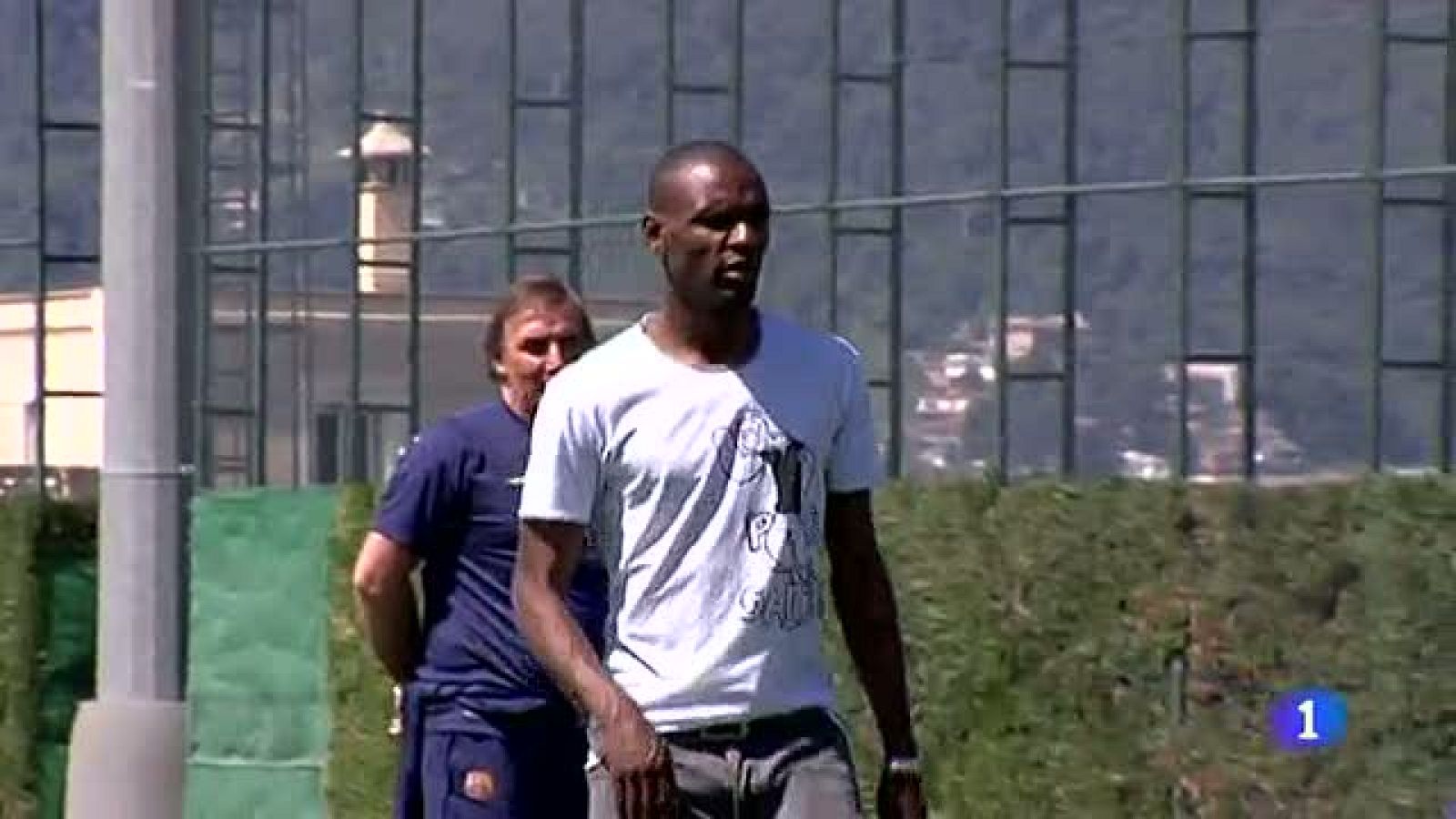 Abidal, en Barcelona: "Tenía que venir, queremos mucho a Tito" | Ver