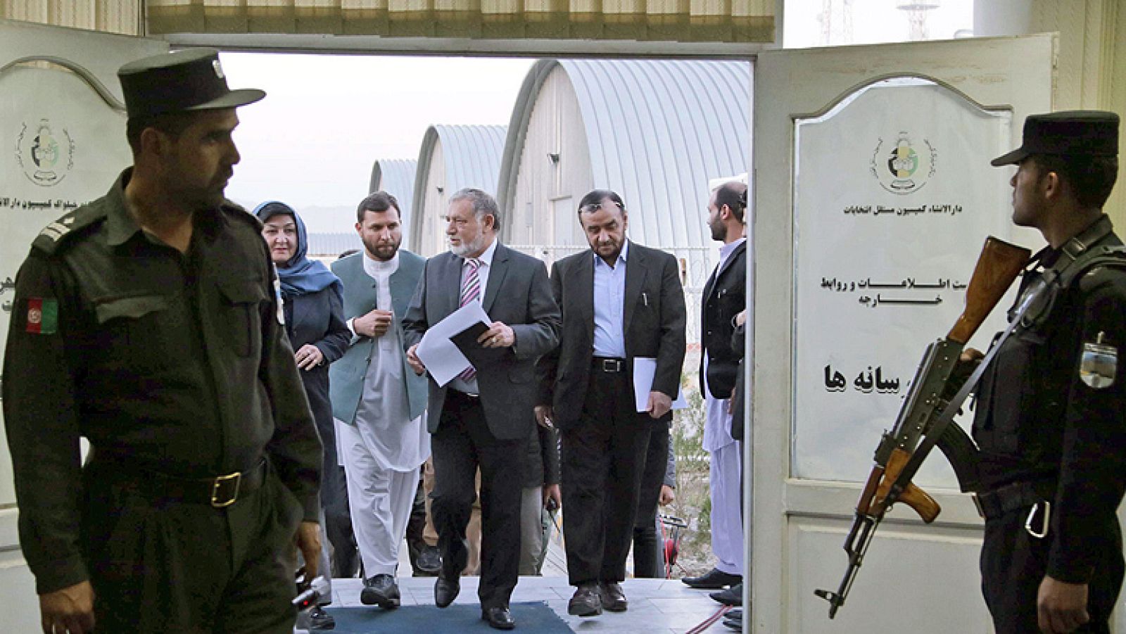  Abdulá Abdulá se impuso en la primera vuelta de las elecciones presidenciales afganas, pero se enfrentará a Ashraf Gani en una segunda fase al no conseguir el 50 % de los votos, según la Comisión Electoral de Afganistán (IEC).