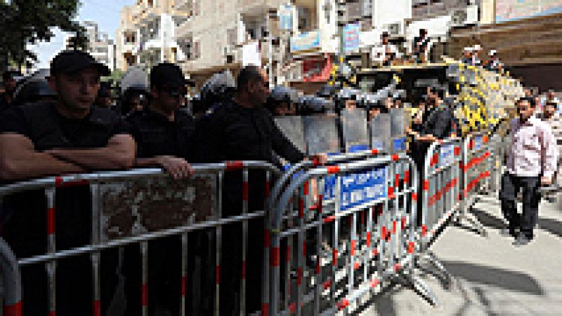 Condenan a muerte en Egipto al jefe de los Hermanos Musulmanes y a más de 700 islamistas | Ver
