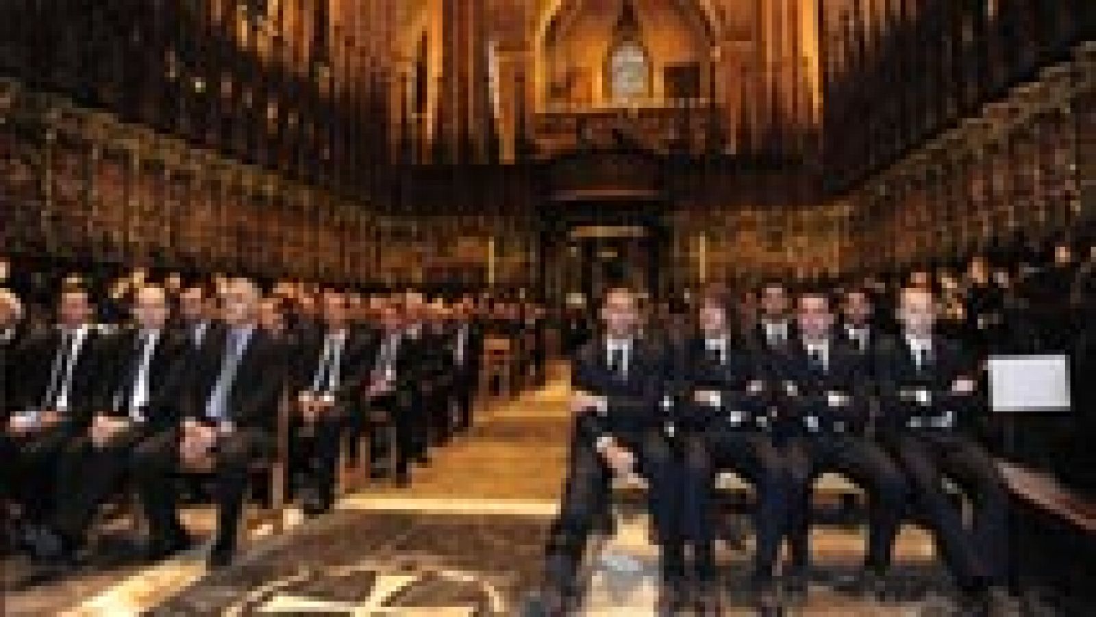 El mundo del fútbol y el barcelonismo, de forma singular, estuvo presente en la Catedral de Barcelona en la ceremonia religiosa oficiada en memoria de Francesc 'Tito' Vilanova, exentrenador del club azulgrana, fallecido el pasado viernes. Representantes de instituciones, clubes, los jugadores de la primera plantilla del Barça, expresidentes y capitanes de todos los equipos y secciones de la entidad estuvieron arropando a la familia de Tito Vilanova.