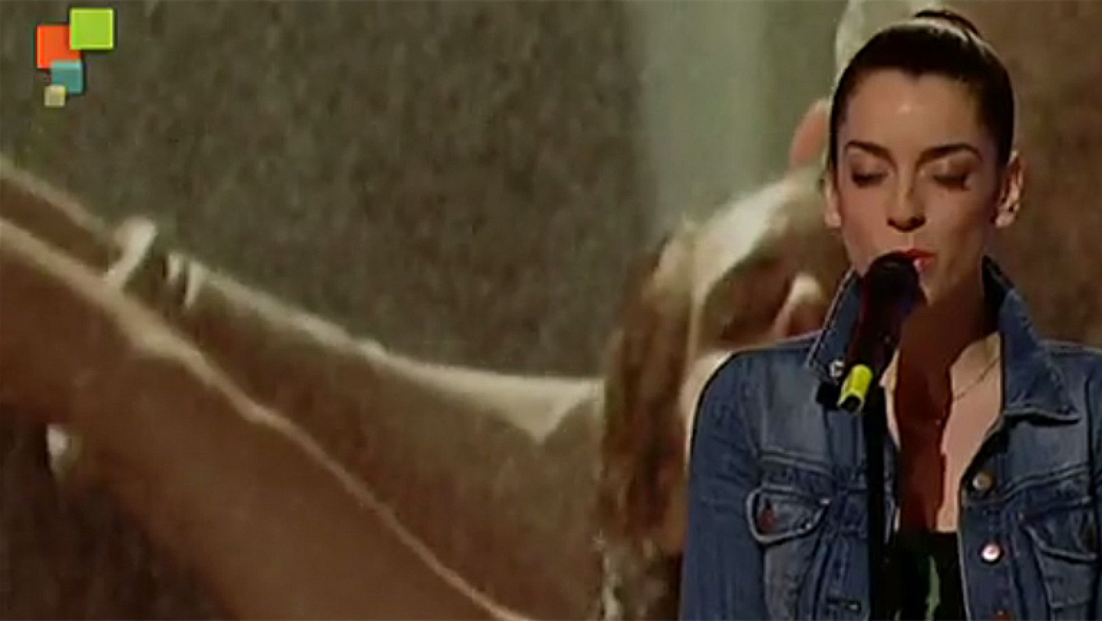 Entre Todos - Ruth Lorenzo interpreta 'Dancing in the rain' en el plató de 'Entre todos'