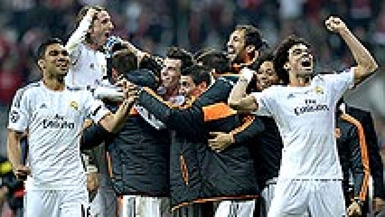 El Real Madrid consiguió una de las mejores victorias de su  historia ante el Bayern de Múnich, al que goleó en su propio estadio  (0-4) gracias a una excepcional primera mitad que resolvieron los  goles de Sergio Ramos, con dos testarazos inapelable