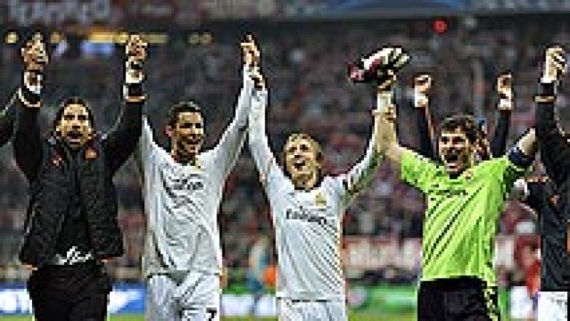 La plantilla del Real Madrid celebró en el césped del Allianz Arena el pase a la final de Lisboa. Hacía 12 años que el conjunto blanco no lo conseguía.