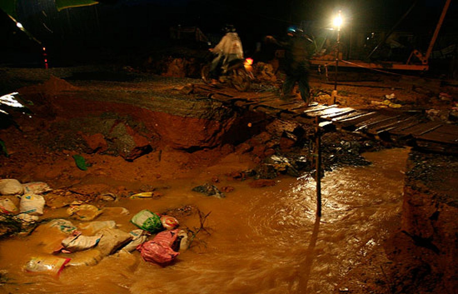 Esta mañana han llegado a Hanoi los casi 100 españoles que quedaron atrapados por las inundaciones del Norte de Vietnam.