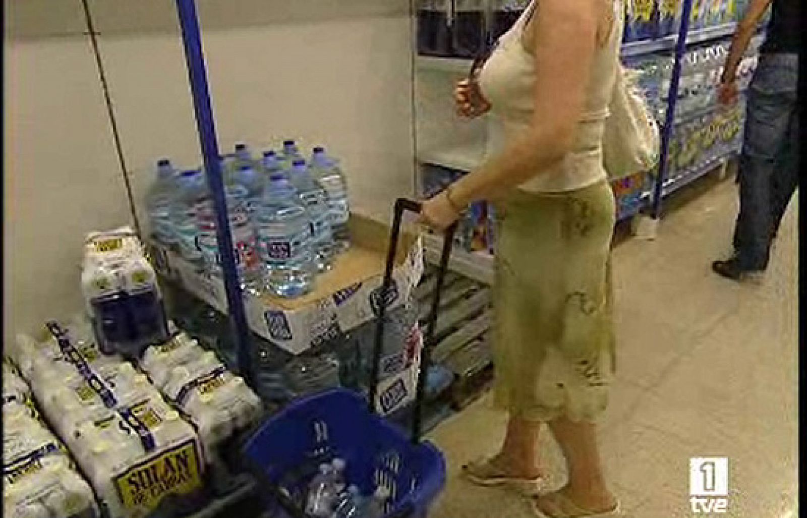 En épocas estivales hay desconfianza de las botellas de plástico por que el calor podría perjudicar los contenidos de las mismas.