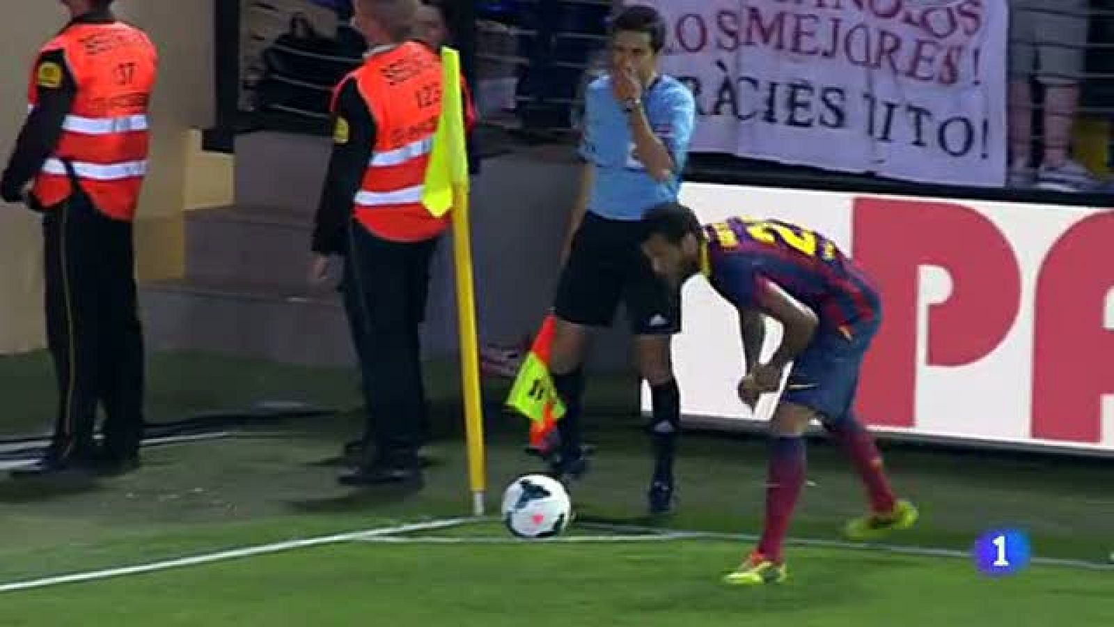 Detenido y puesto en libertad el joven que lanzó el plátano a Alves | Ver