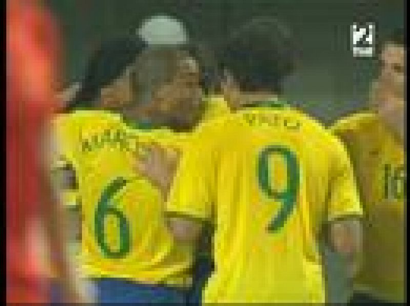 Tres goles de Brasil a China