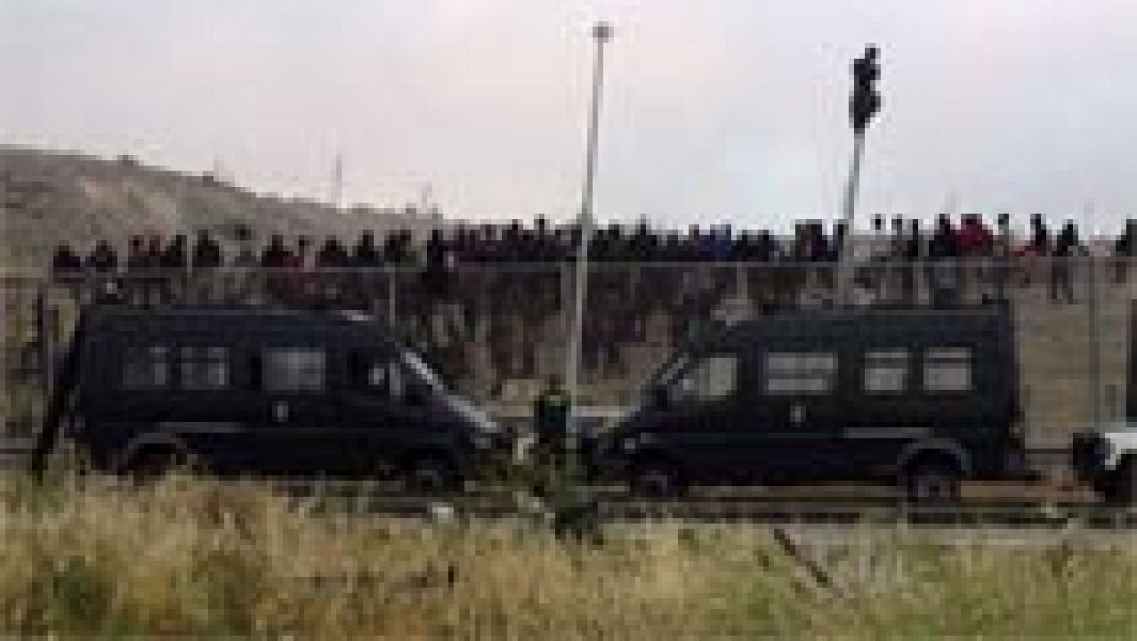 Telediario 1: Decenas de inmigrantes logran entrar en Melilla tras  un salto a la valla | RTVE Play