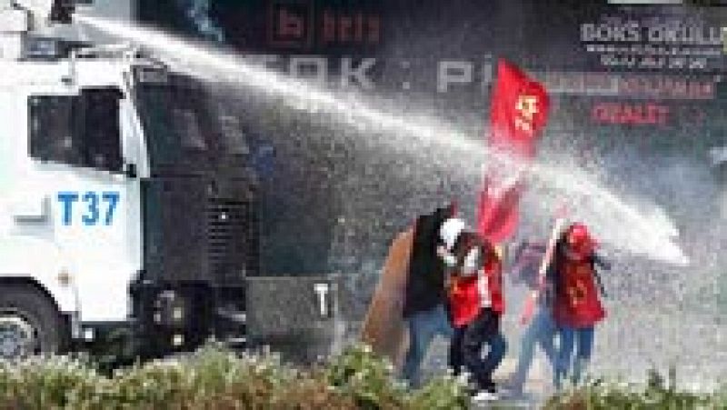 Choques entre Policía y manifestantes en Estambul en la celebración del Primero de Mayo