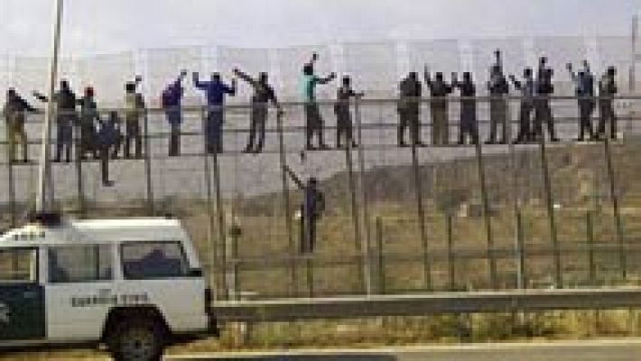 Informativo 24h - Unos 140 inmigrantes entran en Melilla tras un intento masivo de salto a la valla