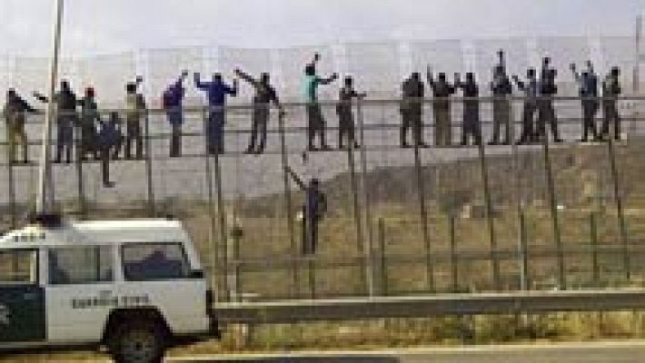 Unos 140 inmigrantes entran en Melilla tras un intento masivo de salto a la valla