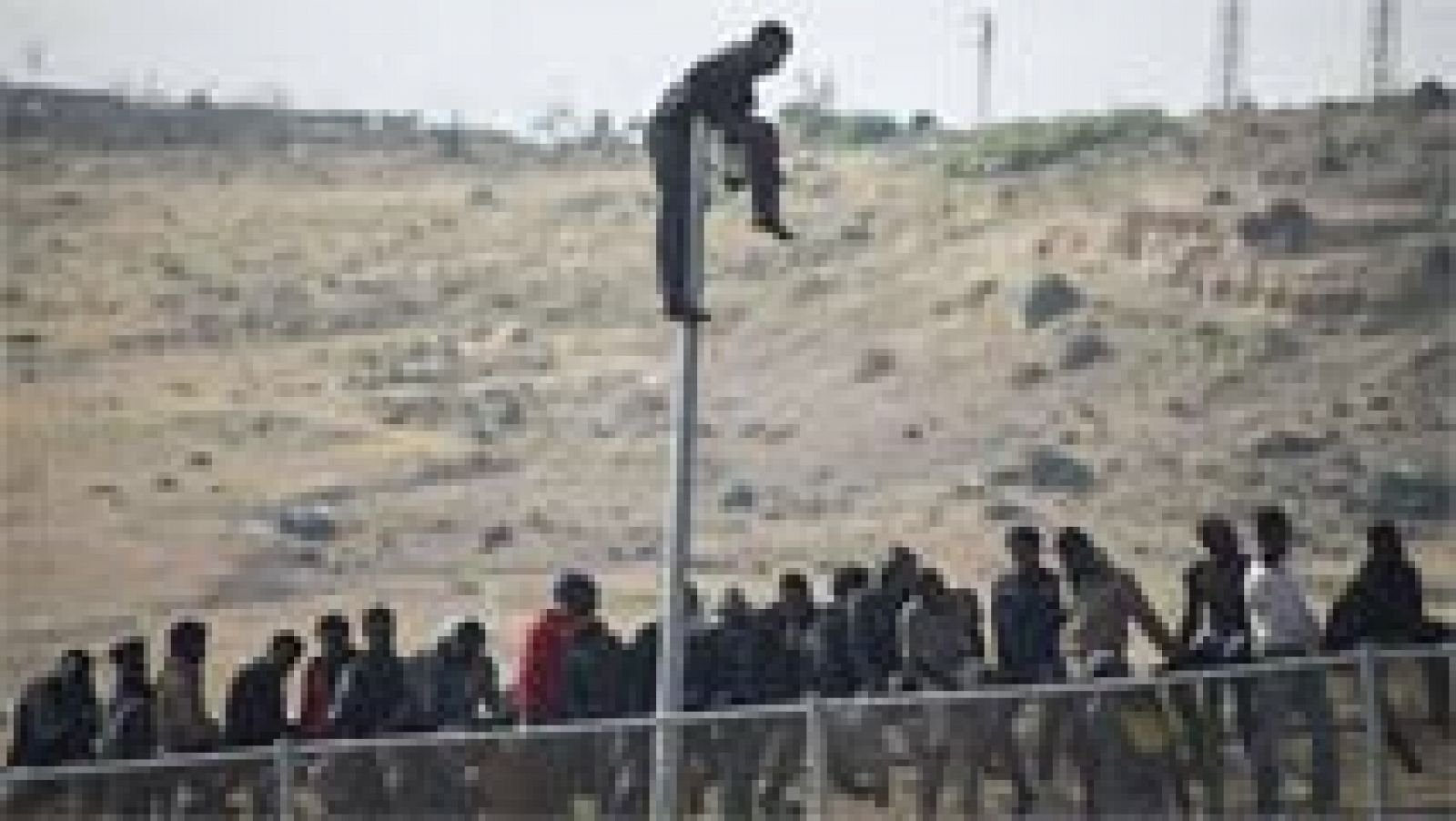 Telediario 1: Unos 140 inmigrantes entran en Melilla tras otro salto a la valla | RTVE Play