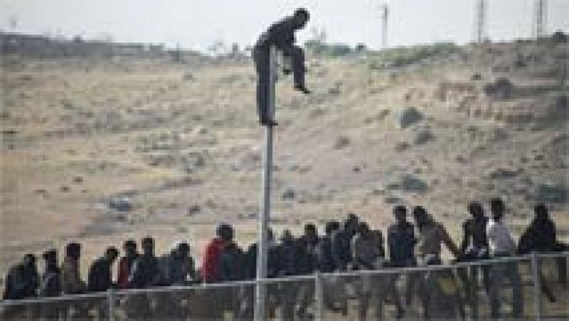 Unos 140 inmigrantes entran en Melilla tras otro salto a la valla