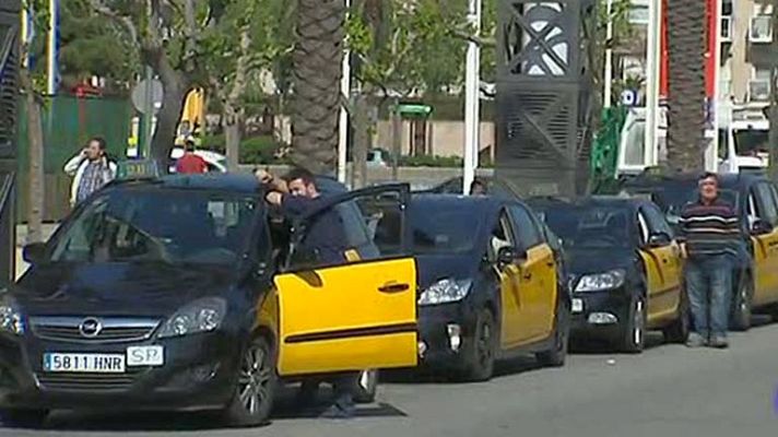 Telediario 1 - Polémica por una aplicación que conecta a conductores y pasajeros para circular por la ciudad