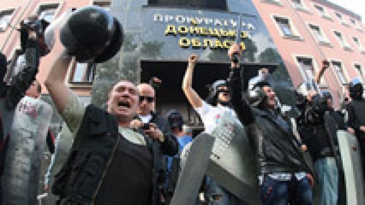 Manifestantes prorrusos asaltan la Fiscalía en Donetsk